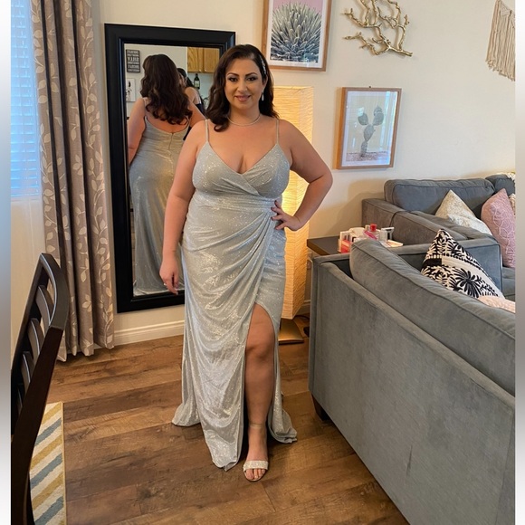 Silver Plunge Neck Slit Gown - Picture 4 of 10